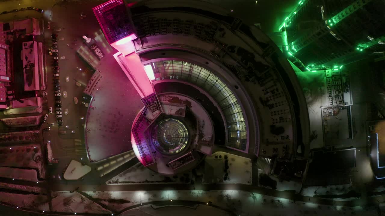 hud 인터페이스의 형태로 건물의 드론 뷰, 밝은 레이저 빛의 표현과 함께 미래의 도시 야간 풍경