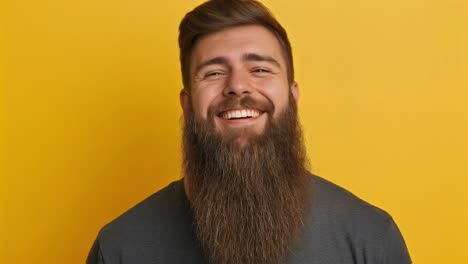 hombre sonriente con barba