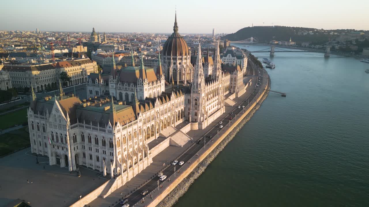 parlamento húngaro en budapest al atardecer