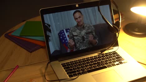 teleconferencia de crisis global, reuniones virtuales en línea seminarios de video, militares, pandemia de coronavirus y covid-19.