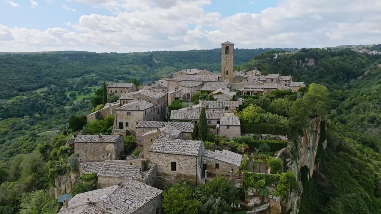 aerial sobre la colina del pueblo de civita di bagnoregio, provincia de viterbo, italia