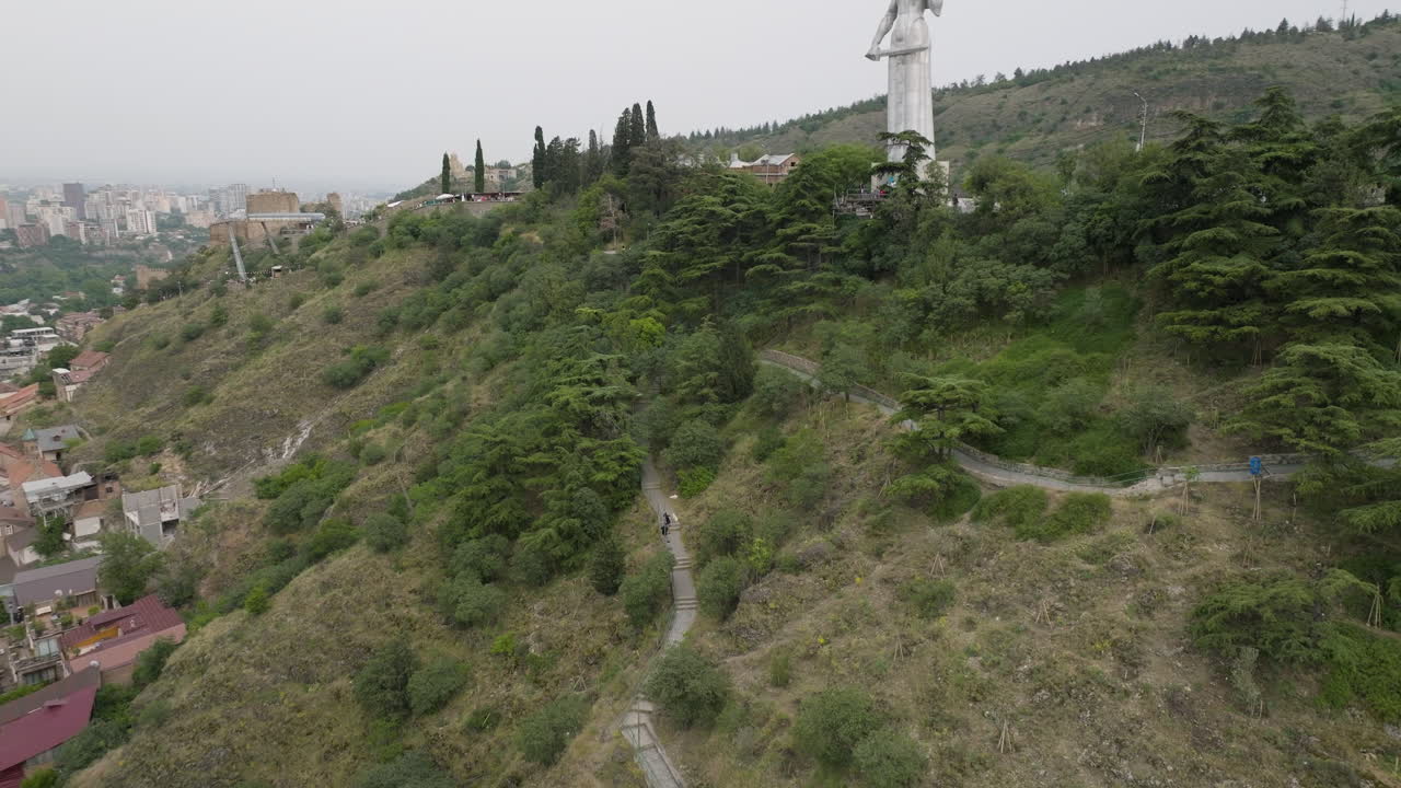 조지아 기념물의 어머니의 신비하고 우울한 틸트 업 드론 샷