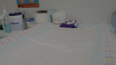 parenting hospital bebé sala de lactancia en la sala de maternidad de primer plano