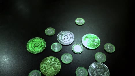 Monedas-De-Bitcoin-Y-Polkadot-Mezcladas-Con-Monedas-De-Euro-Verdes,-Mercado-Alcista-A-La-Luna-En-Blockchain-Web-3,-Pagos-Digitales,-Reflejos-De-Luz,-Primer-Plano-Rodante-Disparado-Hacia-Atrás-Y-Hacia-Atrás,-Galicia,-España