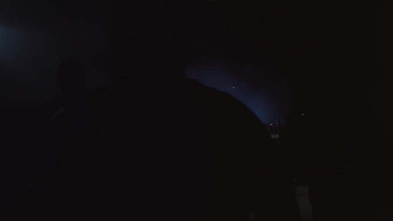 무대 뒤와 무대에서 음악가들의 실루