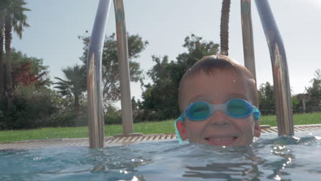 Una-Cámara-Lenta-De-Un-Niño-Feliz-En-Una-Piscina-Abierta