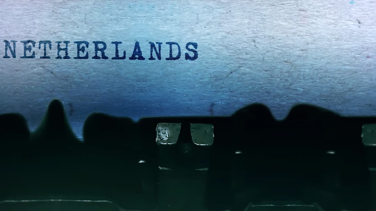 네덜란드에서 빈티지 타자기에서 타이핑