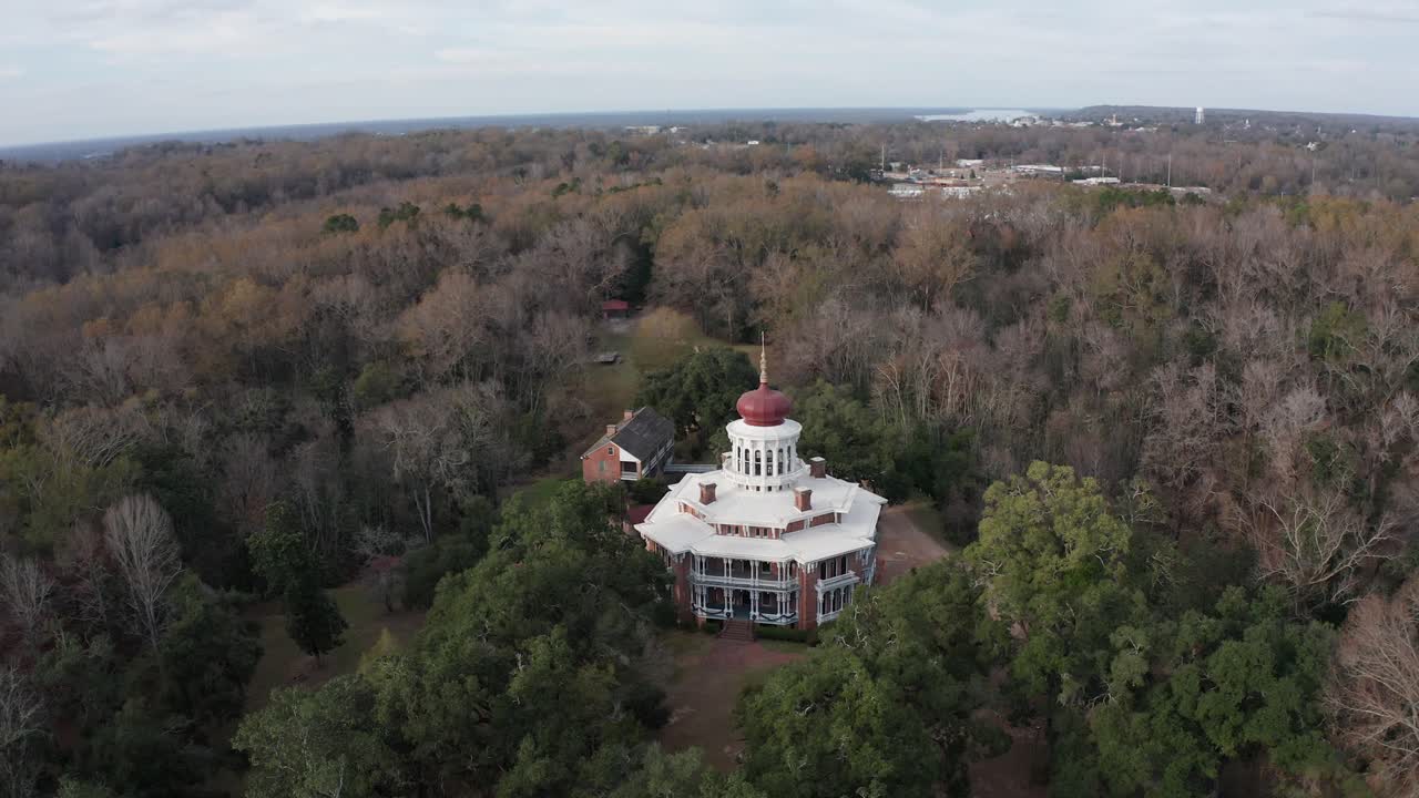 toma aérea de primer plano de la mansión octogonal anterior a la guerra longwood en natchez, mississippi