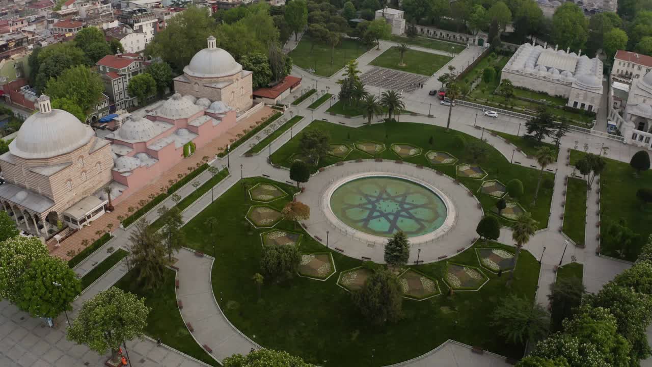 la piscina del jardín de la plaza de sultanahmet es un dron 4k.