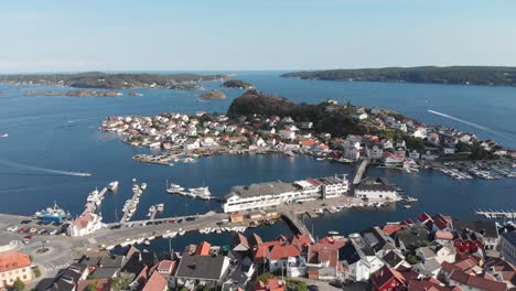 popular destino de vacaciones en noruega - ciudad costera de kragero, vista de drones