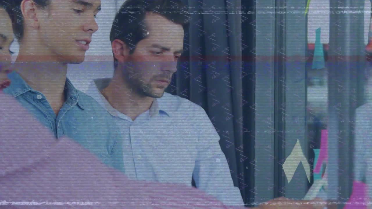 animación de interferencia y formas sobre diversas personas de negocios en la oficina