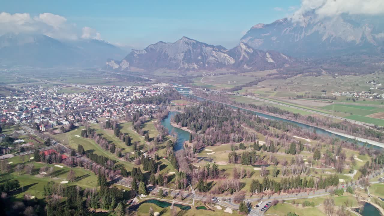 먼 배경에 산이 있는 스위스의 골프 클럽 바드 라가즈의 공중 전망