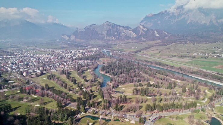 Veduta aerea del Golf Club Bad Ragaz in Svizzera con montagne sullo sfondo