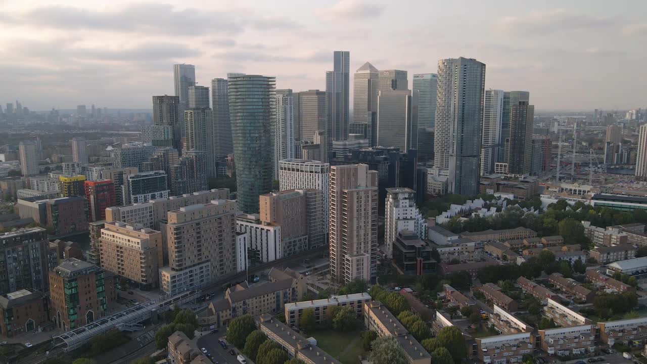 вид с воздуха на деловой район канари-уорф, горизонт лондона