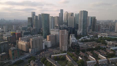 вид с воздуха на деловой район канари-уорф, горизонт лондона