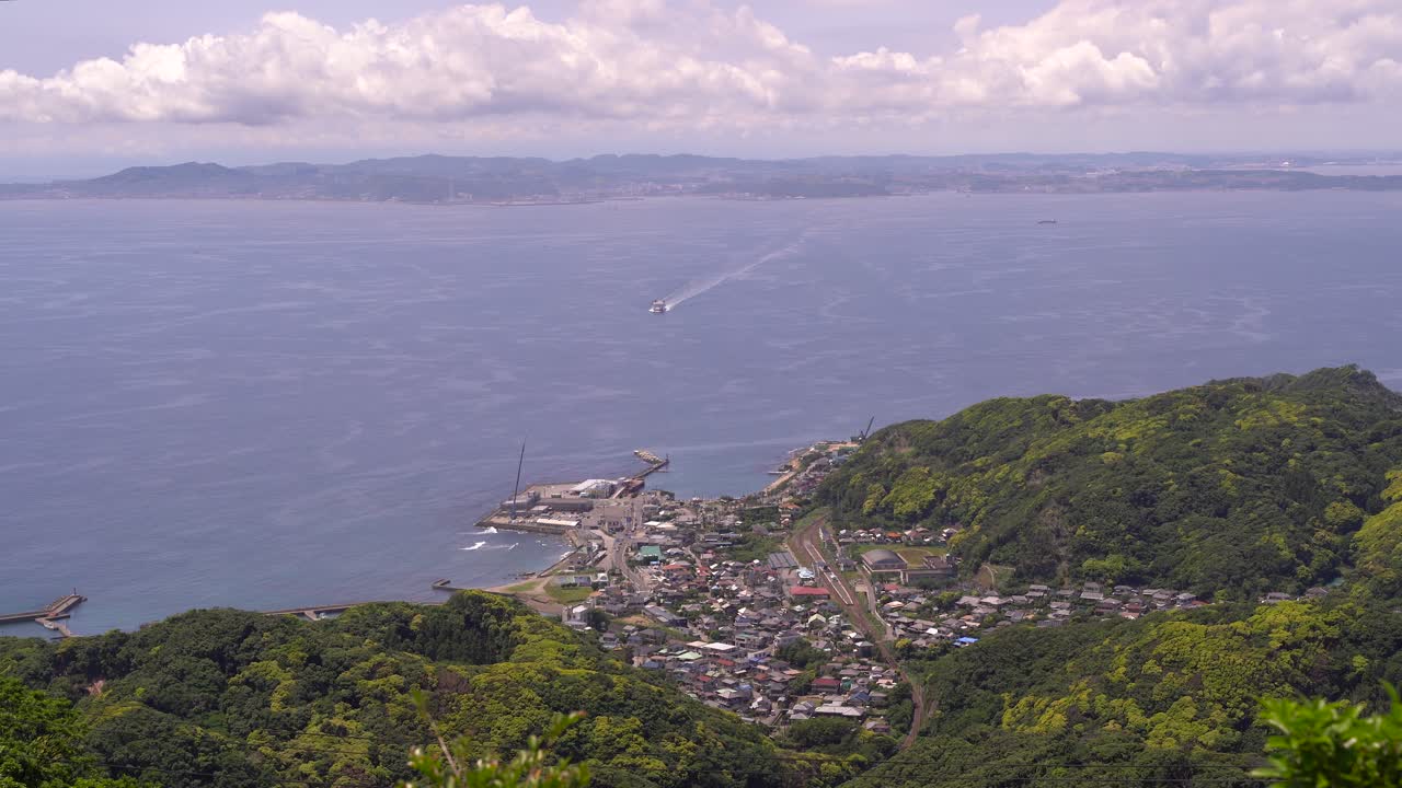 일본 치바의 무성한 산기슭에 있는 하마카나야 해안 마을의 높은 전망 - 와이드 샷