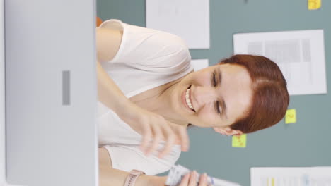 Vertikales-Video-Einer-Frau,-Die-Auf-Ihren-Laptop-Schaut-Und-Geld-Zählt.