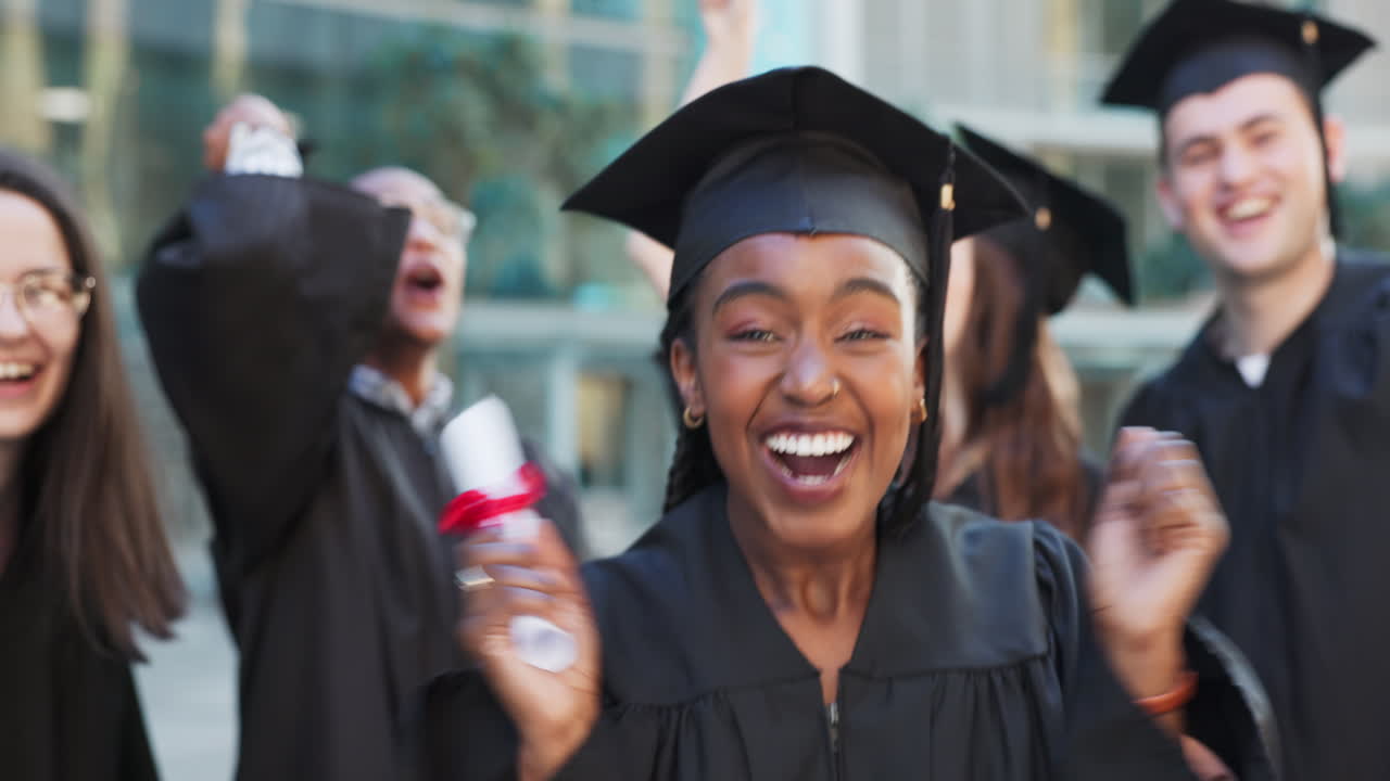graduación, aplausos o cara de mujer feliz