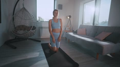 mujer practicando yoga en casa