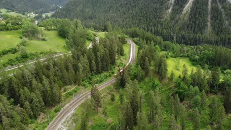 Faszinierende-4K-Aufnahmen-Zeigen-Den-Majestätischen-Glacier-Express-In-Der-Nähe-Des-Landwasserviadukts,-Einer-Von-Alexander-Acatos-Entworfenen-Gewölbten-Kalksteinbrücke