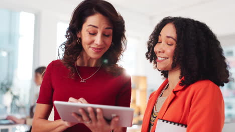 mujeres de negocios discutiendo ideas