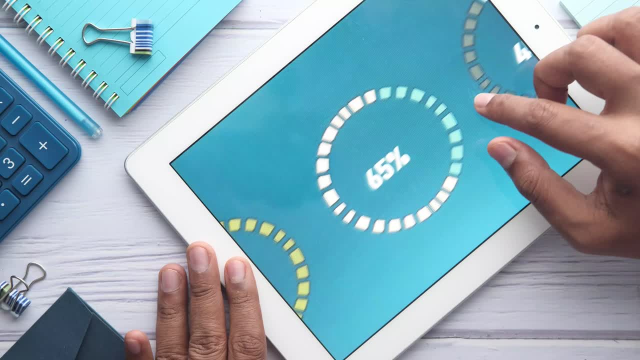 persona que utiliza una tableta con barras de progreso