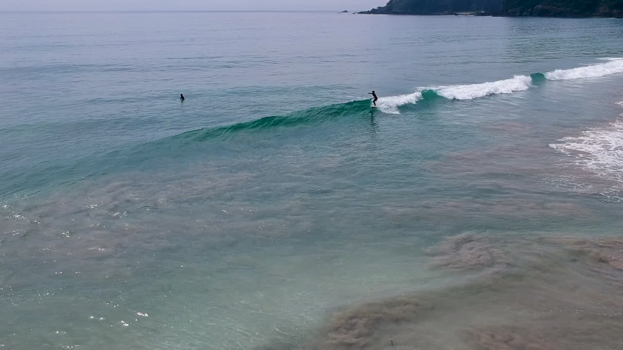 Surfista professionista che cavalca le onde nell'oceano