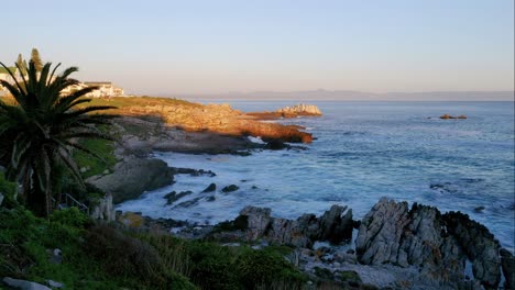 Lapso-De-Tiempo-De-Olas-Rodando-Hacia-La-Bahía-Con-Una-Costa-Muy-Rocosa-En-El-Hermoso-Hermanus,-Sudáfrica