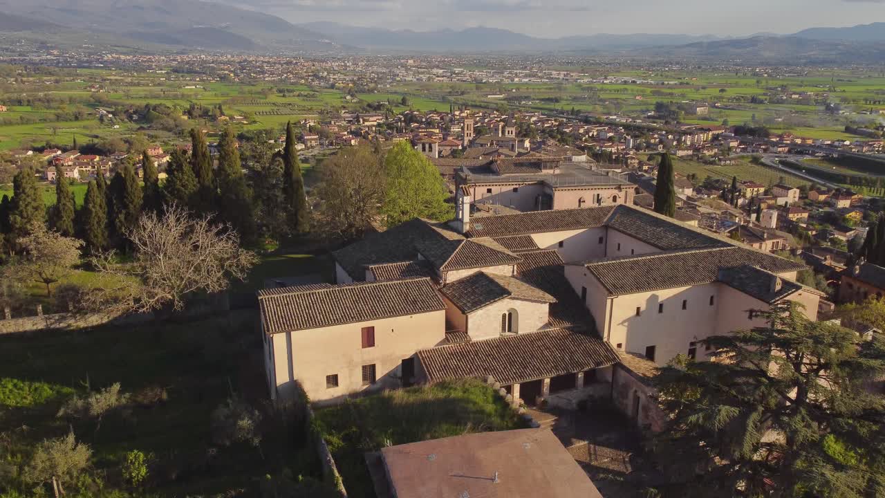 Vista aerea ascendente del borgo di Spello, Umbria, Italia, cielo sereno, drone, 4k