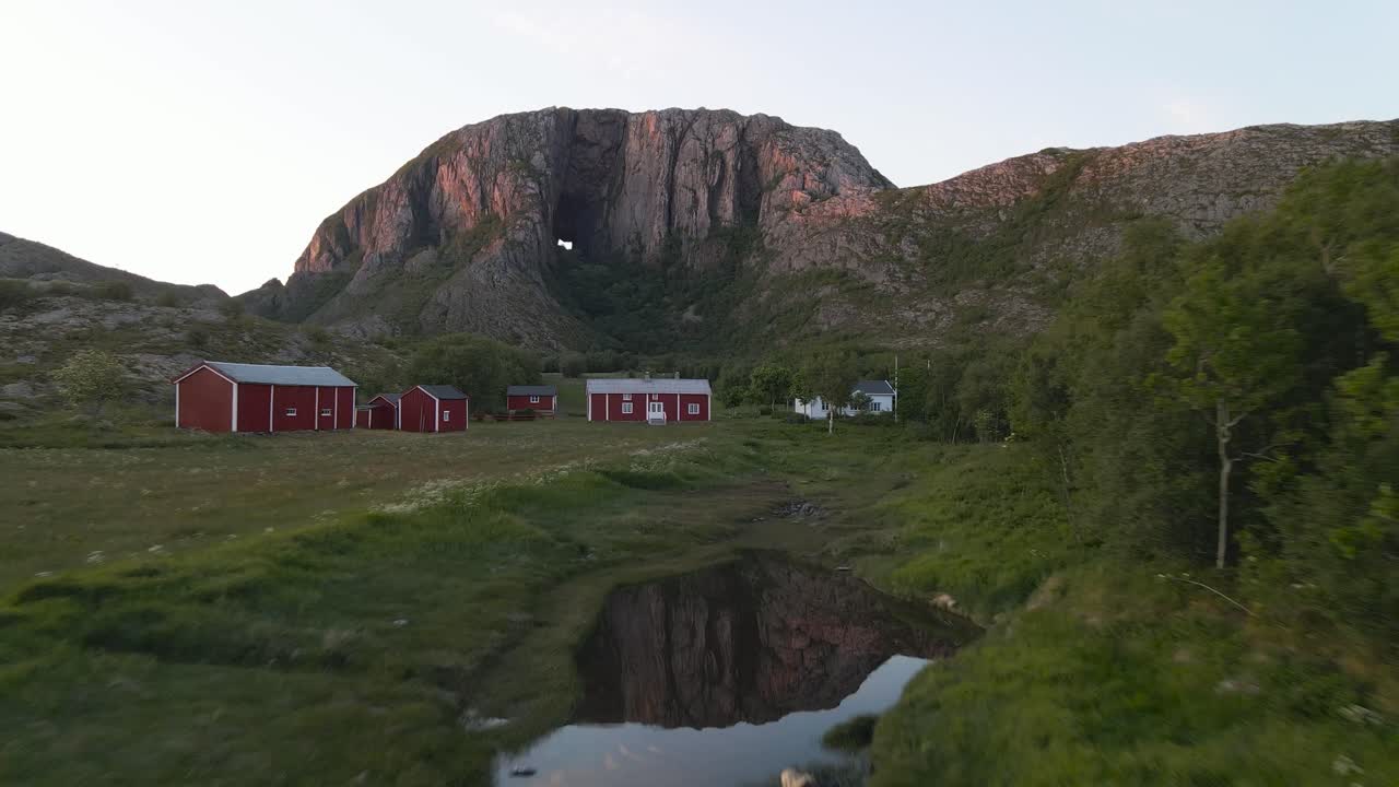 torghatten es una montaña en la isla de torget en el condado de nordland, noruega