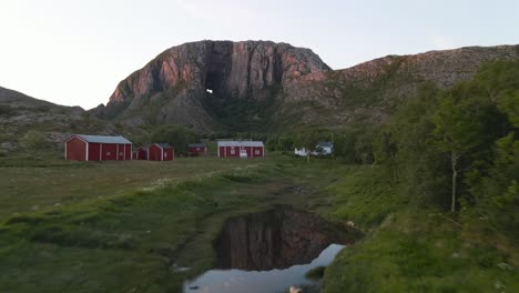 Torghatten-Ist-Ein-Berg-Auf-Der-Insel-Torget-Im-Kreis-Nordland,-Norwegen