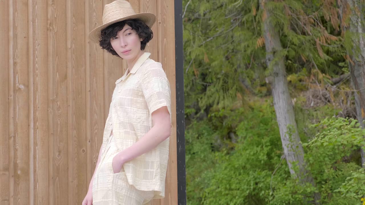 전문 촬영 중 카메라를 위해 포즈를 취하는 여성 패션 모델