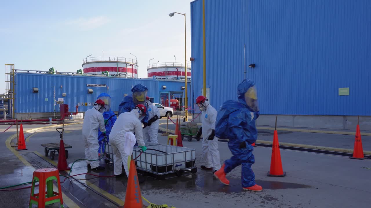 화학 비상 사태 후 사람들의 오염 제거