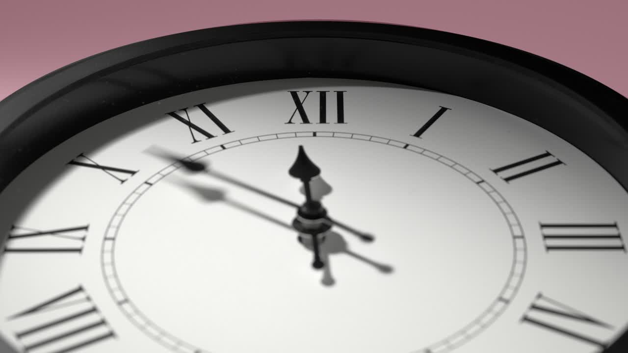 Quadrante di orologio latino su parete rosa rosata in time lapse.