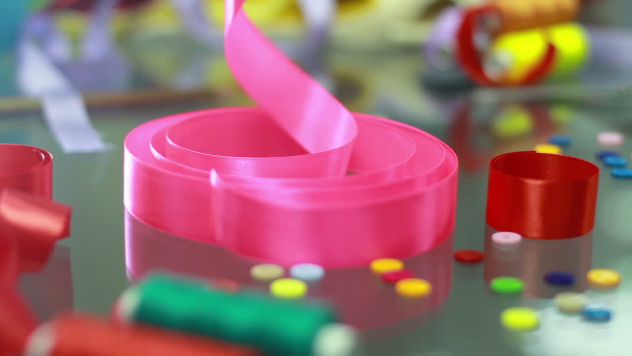 decoraciones navideñas. recoge a mano la cinta rosa de la mesa. elementos de decoración