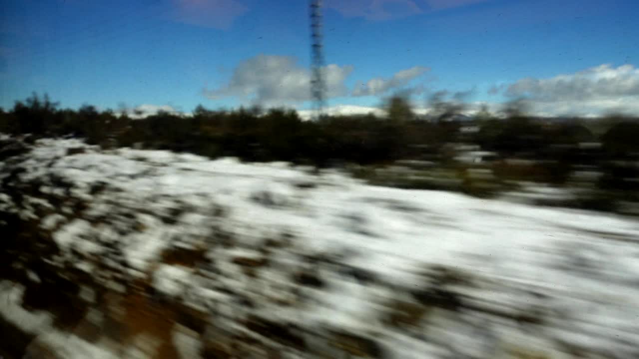 철도차량에서 총을 고, 움직임에서 유리를 통해.