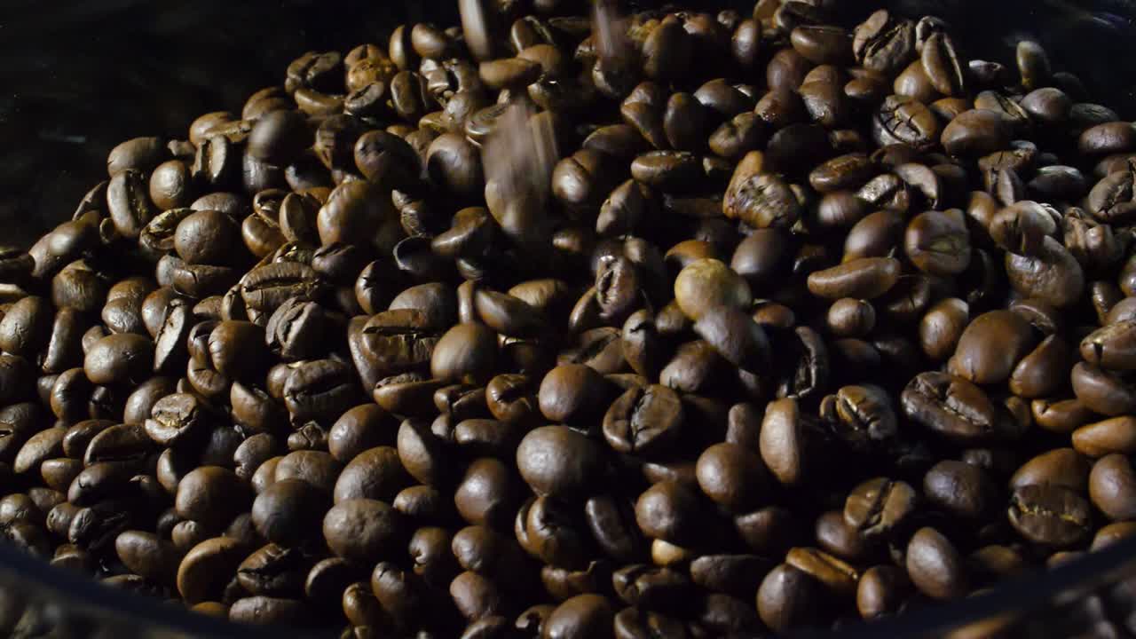 granos de café tostados a la luz suave en 4k