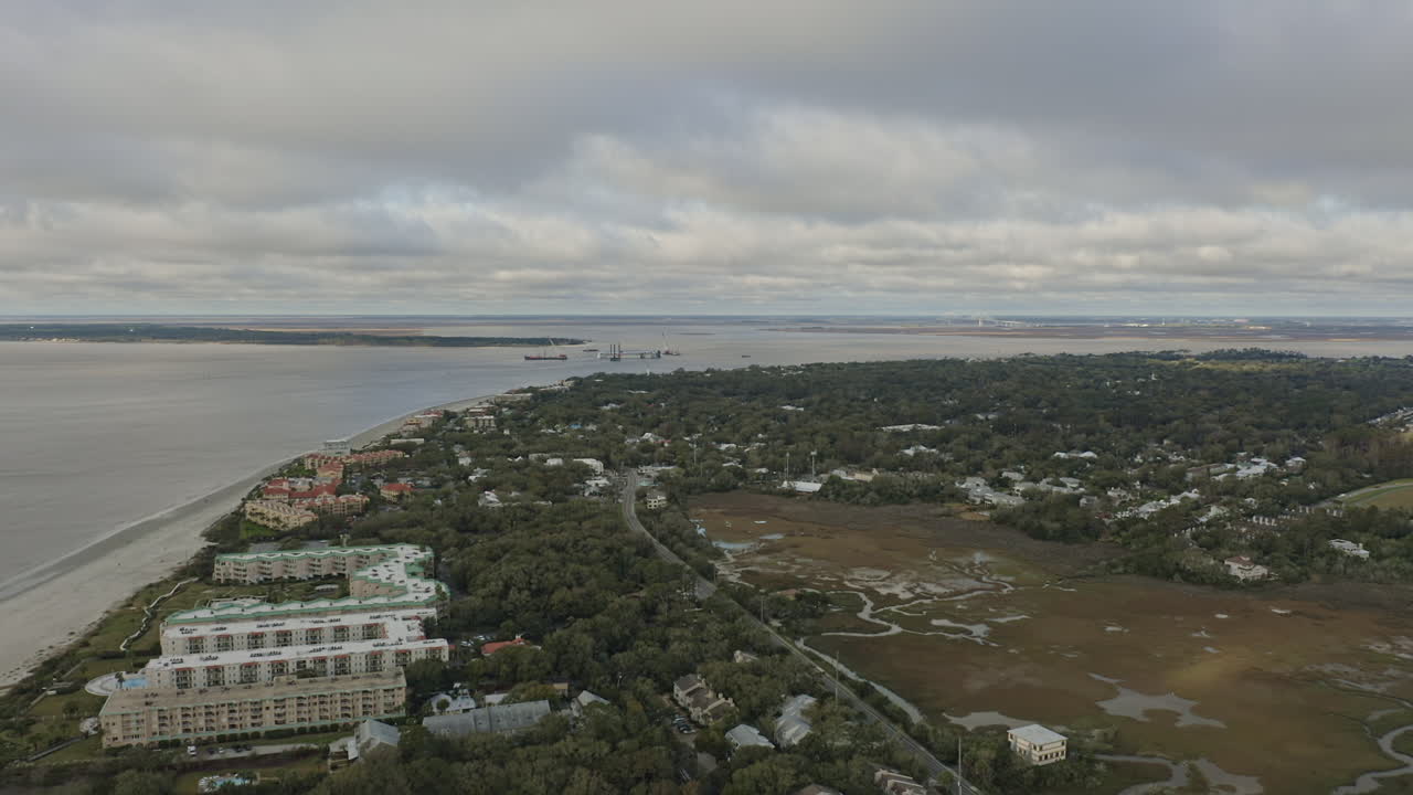 съемка побережья и малоэтажного микрорайона st simons georgia aerial v3 dolly out shot of coastline and waterside - march 2020