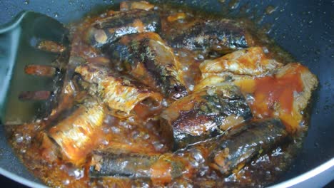 Sardinas-Enlatadas-En-Salsa-De-Soja-Frita