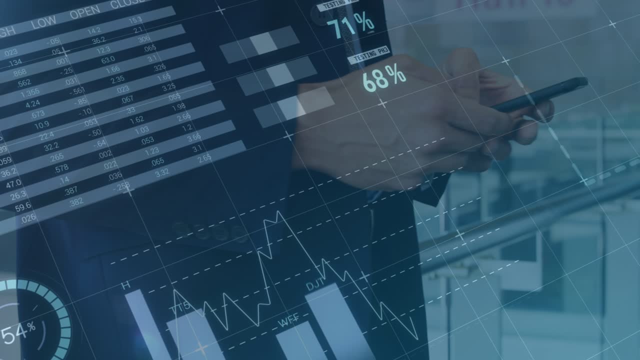 Animazione di dati finanziari e grafici che si sovrappongono alle mani di un uomo d'affari caucasico che usa lo smartphone.