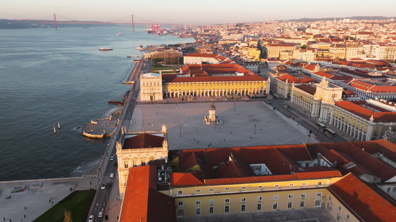 La capitale del Portogallo che risplende all'alba
