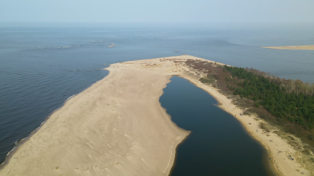 mikoszewskie 호수와 vistula 강의 공중 측면 샷은 화창한 날, 발트해 폴란드에서 mewia lacha 자연 보호 구역의 모래톱에서 끝났습니다.