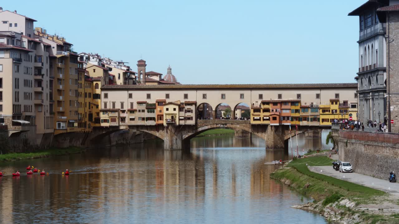 Pont Vecchio et fleuve Arno avec des kayakistes à Florence, Italie