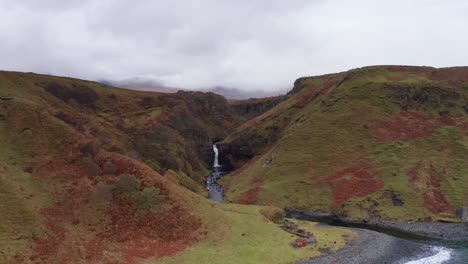 Sobrevuelo-De-Drones-Aéreos-De-La-Cascada-De-Otoño-Lealt-En-Skye-Escocia-Otoño