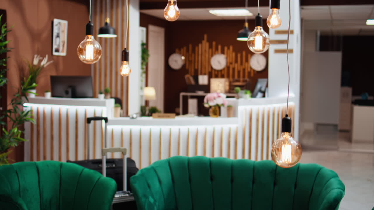 호텔 라운지 구역의 아름다운 조명과 장식