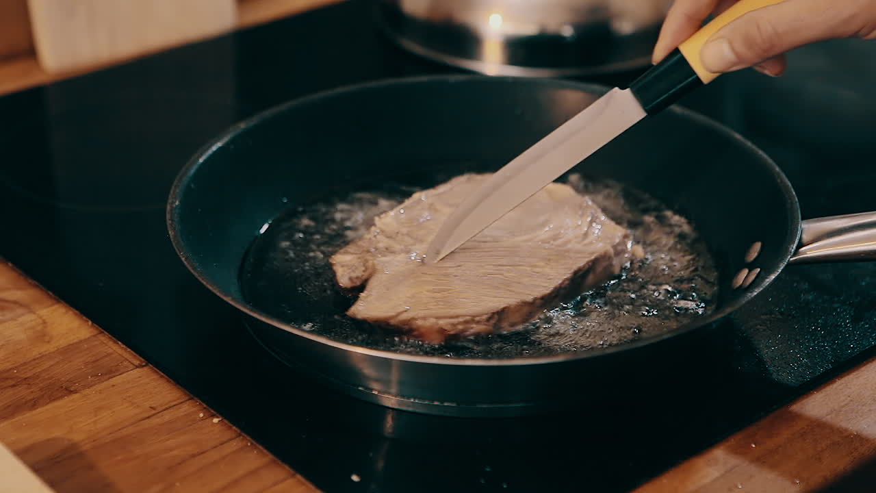 팬에 기름에 고기를 볶는다