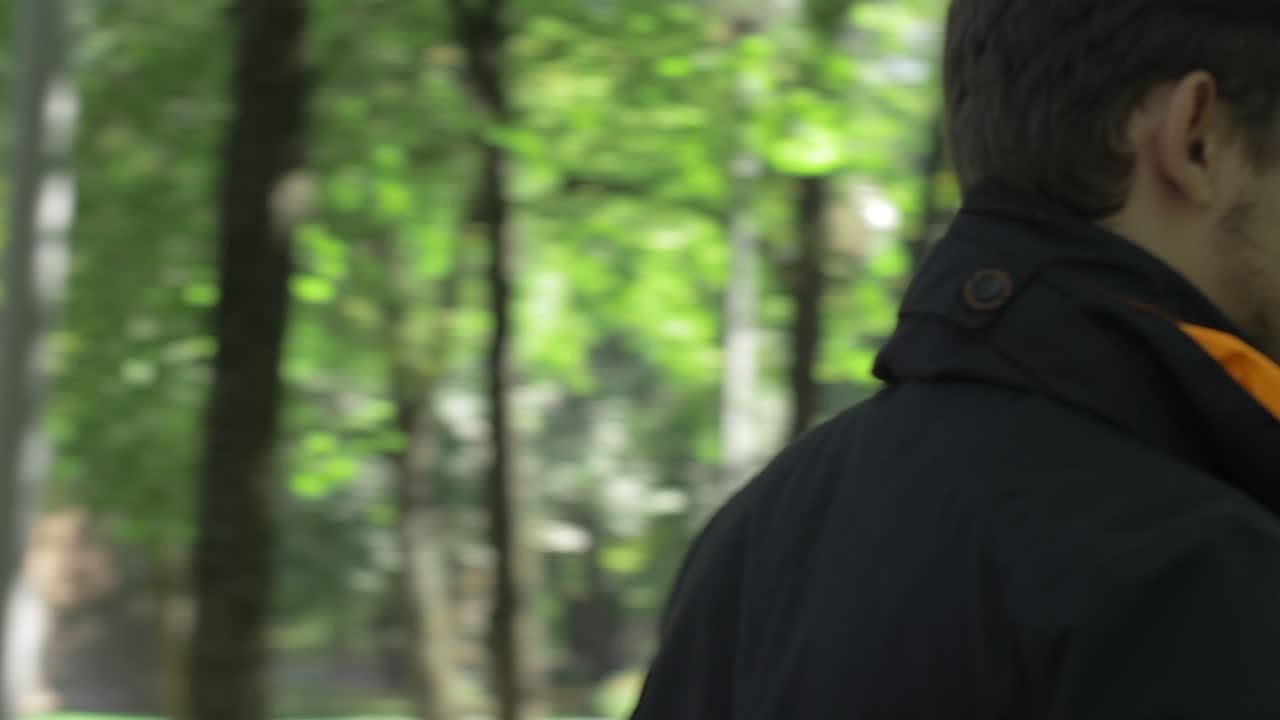 공원에서 남성 재을 입고 걸어가는 얼굴 표정 공원