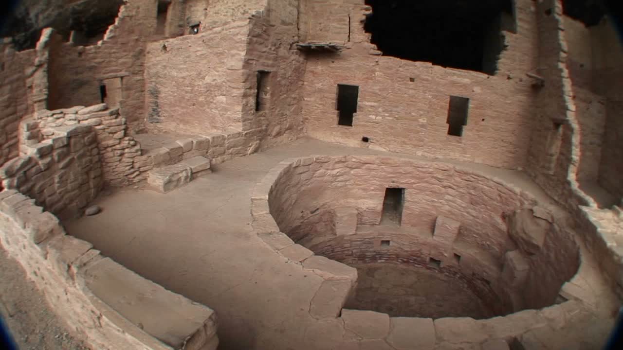 在梅薩維爾德國家公園的美洲原住民懸崖住宅的廢墟中, 圓形結構的右邊