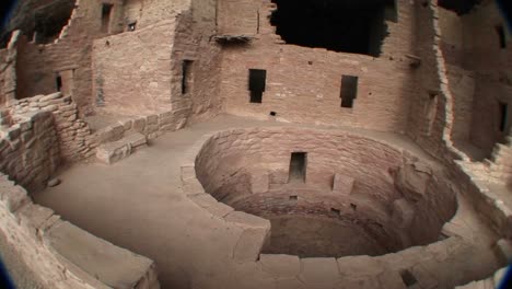 panright de una estructura circular en medio de las ruinas de las viviendas de los acantilados nativos americanos en el parque nacional mesa verde