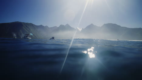 Glitzerndes-Meer,-Idyllische-Szene-Der-Tahitianischen-Berge-In-Französisch-Polynesien,-Blick-Ins-Wasser